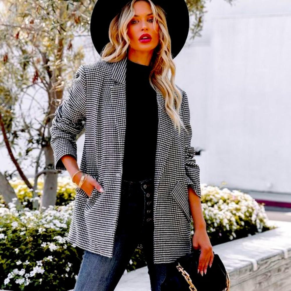 At Its Finest Pocketed Houndstooth Blazer
One Button Closure
Size XS